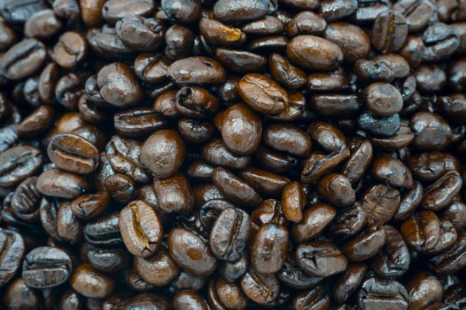 Kola, kahve gibi ieceklerde bulunan kafein, uyku kalitesini olumsuz anlamda etkiler. Tpk alkol gibi kilo vermeyi yavalatabilir.


