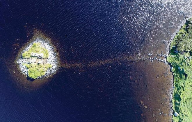 Loch Bhorgastail, insanlar tarafndan yapld aka belli olan bir adack.
skoya evresindeki yzlerce kk ada doal olarak olumad. Yaplan aratrmaya gre bu adacklar, Neolitik insanlar tarafndan yaklak 5.600 yl nce, kayalar, kil ve ahaplardan yaplmt.
Aratrmaclar, on yllardr crannog adyla bilinen bu yapay adalar zaten biliyor. Ancak pek ok arkeolog, bu yapay adalarn ok daha sonra, yaklak 2000 yl nce Demir anda yapldn dnyordu. Yeni aratrma, sadece bu yapay adalarn sadece dnlenden ok daha eski olduunu deil, ayn zamanda modern dalglar tarafndan bulunan yakndaki anak mlek paralarna gre, Neolitik insanlar iin muhtemelen zel yerler olduunu gsteriyor.
