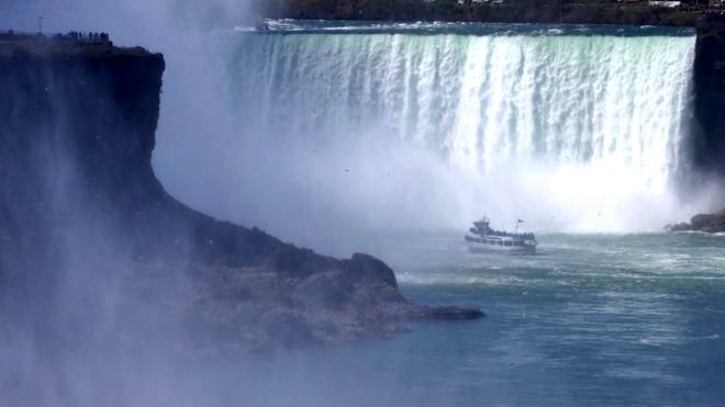 Niagara elalesine gelen bir erkek ziyaretinin, saat 4 sralarnda elalenin bitiiindeki kayalarn zerine rlen istinat duvarna trmanmaya alt grld. O srada sudaki iddetli akntya kaplarak 57 metre aa dt.