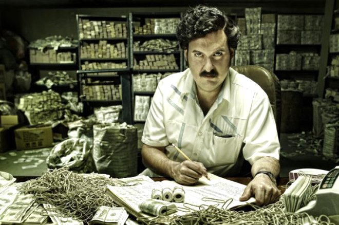 Escobar sahip olduu tonlarca paray; duvarlarn ierisinde, depolarda, bodrum katlarda vs. saklam. Paralarn sakland yerde kan bir yangn, sel ya da farelerin kemirmesi sonucunda, Escobar
