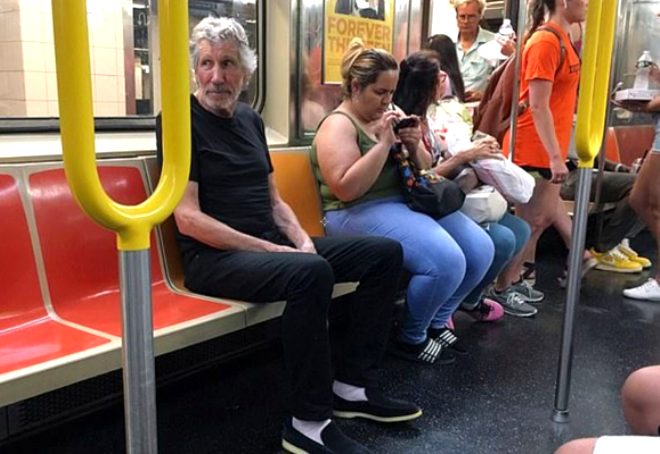 Pink Floyd grubunun yelerinden Roger Waters, nceki gn metroyla seyahat ederken objektiflere takld.