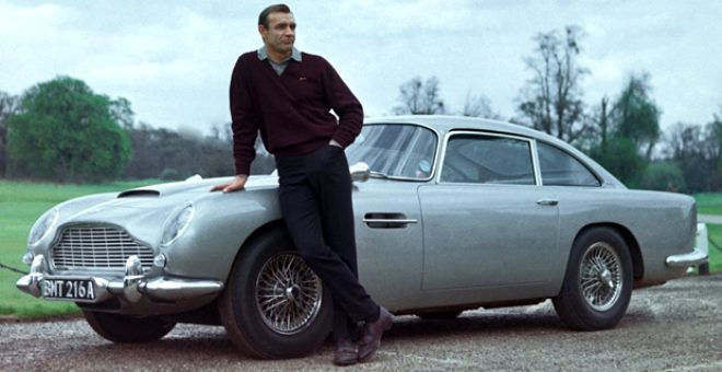 Tm dnyada ilgiyle izlenen James Bond serisinden 1964 yapm Goldfinger iin zel olarak retilen Aston Martin marka otomobil ak artrmada 6,4 milyon dolara (36 milyon TL) satld.