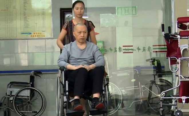 

Zhan Guihuan hala yannda ve tm tedavilerinde eine yardmc oluyor. 