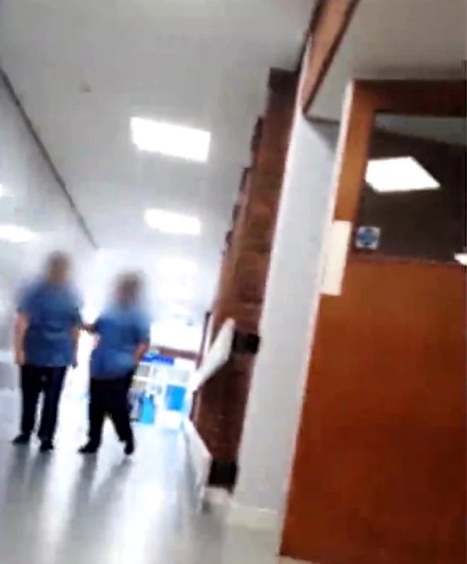 Cinsel ierikli filmin al sahnesinde biri kadn biri erkek iki hemire var. Cinsel ierikli filmde oynayan oyuncular hemire elbisesi ile hastane koridorunda yrdkten sonra bir kede cinsel ilikiye giriyor. O esnada koridordan vatandalar geiyor.