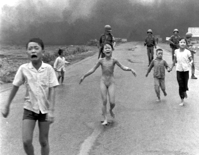 1972 ylnda Nick Ut tarafndan ekilen bu fotorafta, Amerikan ordusunun, Vietnam sava srasnda kulland napalm bombardmanndan kaan kz ocuu Kim Puch