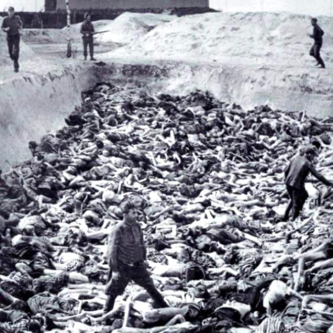 Auschwitz toplama kamplarnda ekilmi bu fotorafta, Nazi doktoru Fritz Klein, cesetler arasnda kaybolmu durumda.