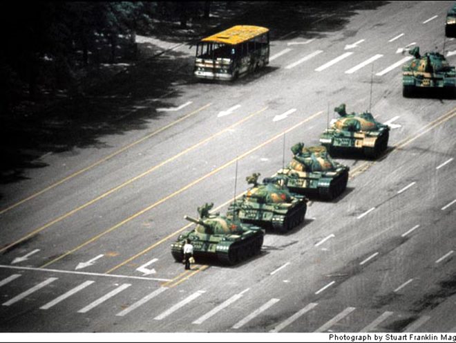 1989 ylnda, Jeff Widener tarafndan ekilen bu fotorafta, Tiananmen meydanndaki ayaklanma srasnda, tanklara kar ayakta duran gen bir inli yer alyor. Gelen talimata ramen src, gencin zerine tank srmeyi reddetmiti.