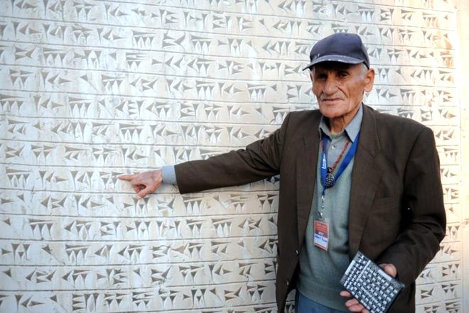 68 yandaki Mehmet Kuman, dnyada Urartu ivi yazsn okuyabilen 38 kiiden biri. Bu dili ondan baka yazabilen ise yok. lkokul mezunu Kuman Urartuca
