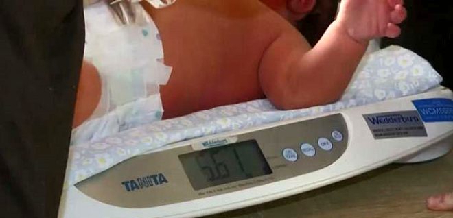 Hamileliinin 38. haftasnda doum sanclar tutunca hastaneye kaldrlan gen anne, 5 kilo 88 gram arlnda bir kz ocuu dnyaya getirdi.

