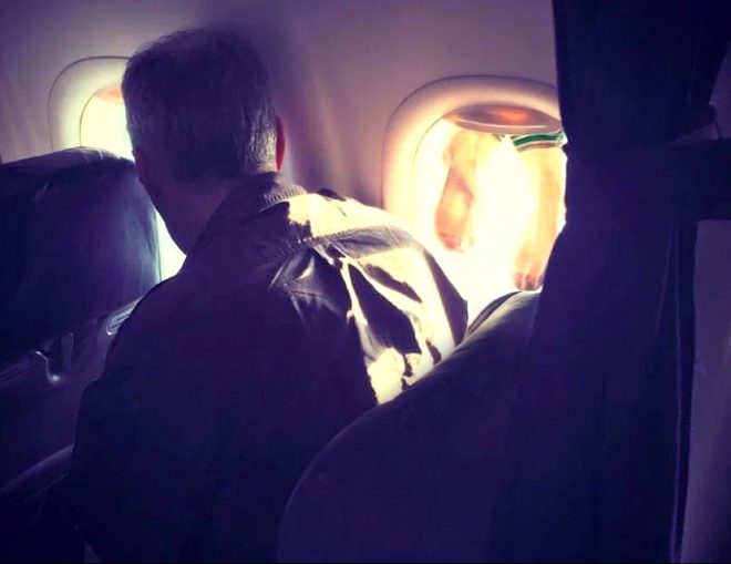 te karnzda Passengershaming Instagram hesabnda ifa olan en son uak yolcusu. Rahatlyla pes dedirten adam oraplarn uak penceresinden kuruturken yakaland.