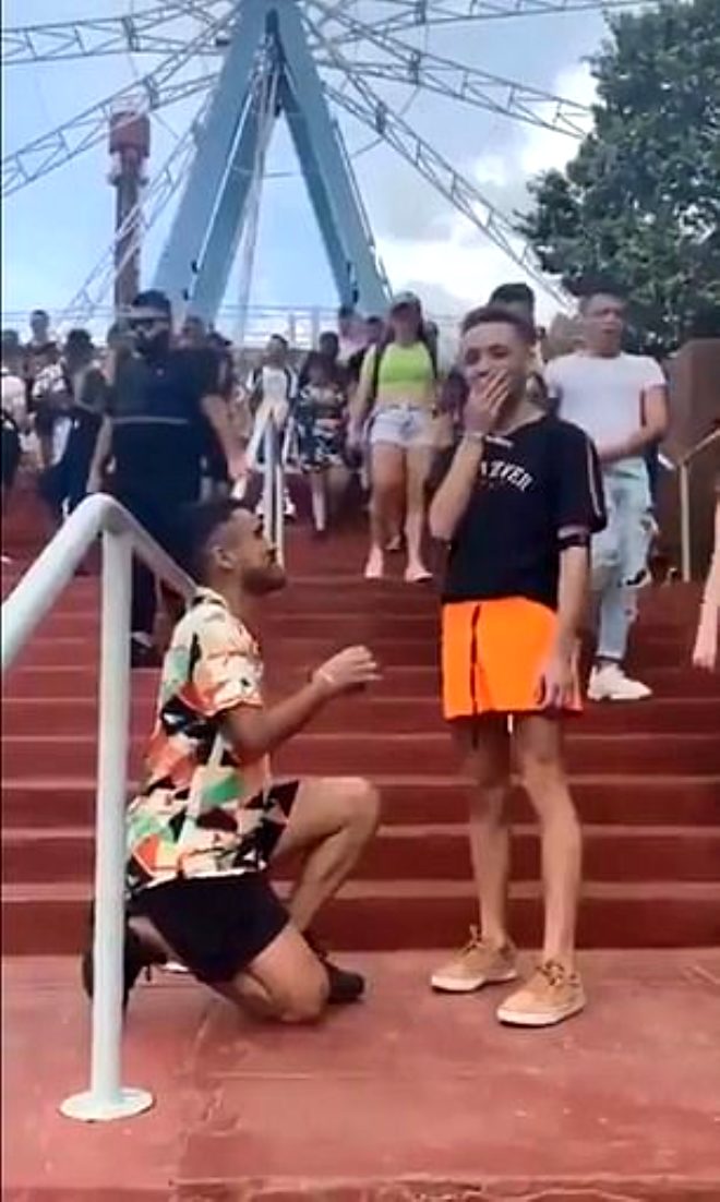 Viral olan videoda, bir adam erkek arkadayla merdivenlerden inerken cebinden yzk kartp diz kerek erkek arkadana evlenme teklif etti.