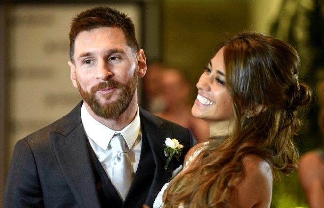 Cortez, nl futbolcunun yzn kasna dvme yaptrrken, Messi ve einin buna ne tepki verecei sosyal medyada merak konusu oldu.