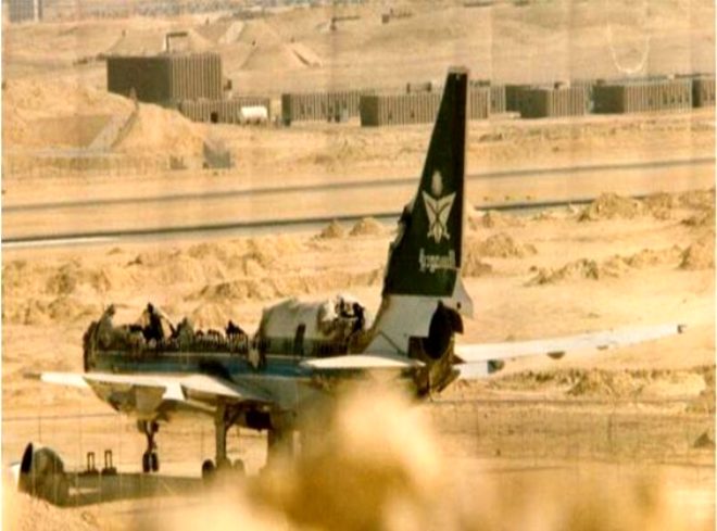 Lockheed Tristar tipi uak Arabistan havalimanndan kalktktan 6 dakika sonra kargo blm yanmaya balad. Uak havalimanna geri dnd ancak ua sndrecek ekibin ge kalmasndan dolay 301 kiilik tm yolcu ve mrettebat hayatn kaybetti.