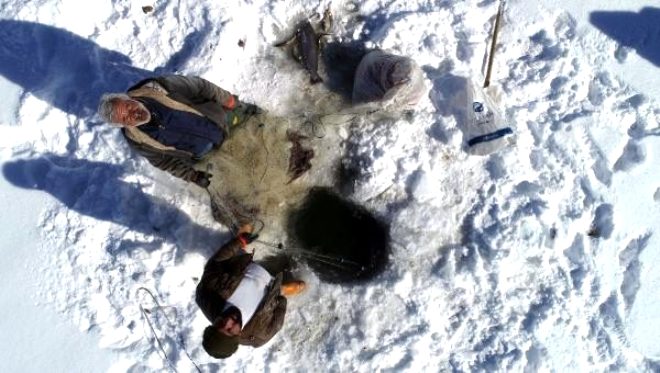 Gldeki kafesler ve tekneler de yaklak 20 santimetre kalnlndaki buz ktlesine gmld. Geimini balklkla salayan ile halk, tehlikeyi gze alarak yzeyi buz tutan glde Eskimo usul balk avlamaya balad.