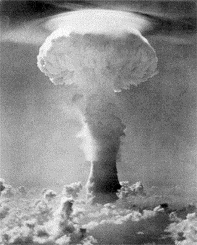 Испытание первой ядерной бомбы год. Ядерное оружие Франции 1960. Первая ядерная бомба Франции. Великобритания атомная бомба 1953. Испытания Францией ядерного оружия.
