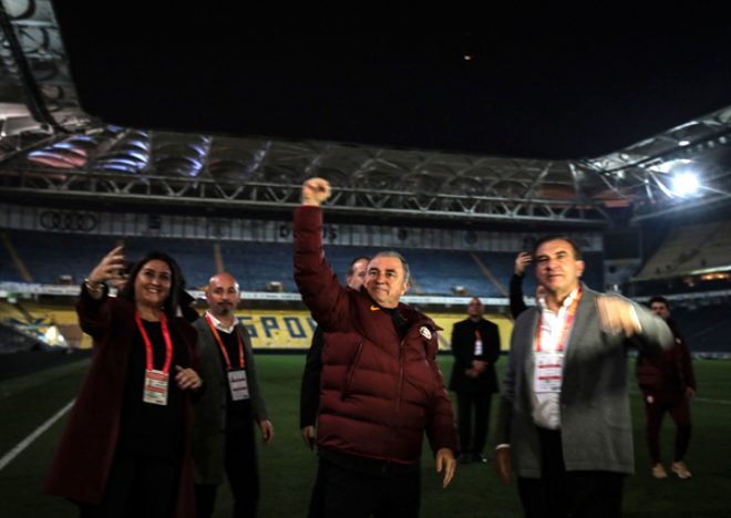 Karlama sonras Galatasaray Teknik Direktr Fatih Terim sahaya karak taraftarlar selamlad.