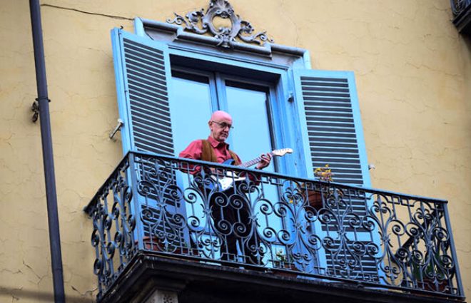 Birok insann evlerindeki tava ve tencereleri birbirine vurarak arklara elik ettii grlrken, Palermo
