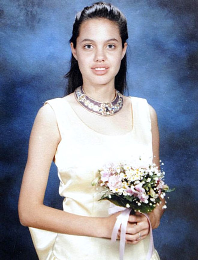 11 yanda modellik hayatna adm atan Angelina Jolie, ar ince olmas ve gzlk takmas sebebiyle dier arkadalar tarafndan alay ediliyordu. yle ki gzel oyuncunun modellik deneyiminin ilki baarsz olunca kendine zarar verdii sylendi.