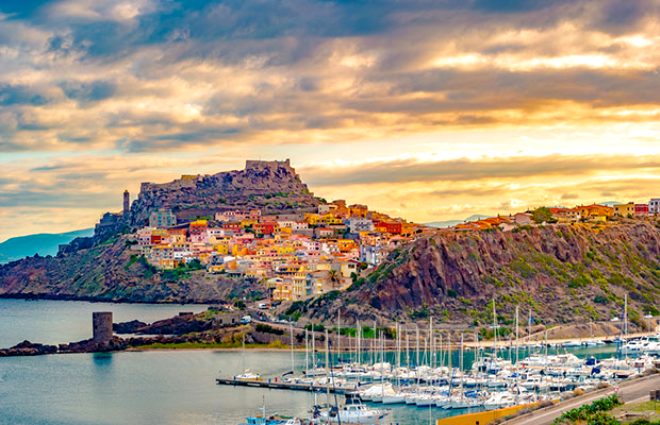 Sardinya adasnda bulunan Arzana kasabas yz yan gemi insanlarn en ok yaad yerlerin banda geliyor. Bu kk kasaba kendi halinde bir yerleim yeri.
