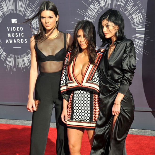 Getiimiz aylarda Kim Kardashian, KKW Beauty adl kozmetik irketindeki yzde 20