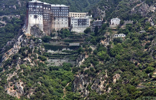 Athos Da blgesi kutsal bir alan saylyor. Blgede birbirinden kale surlaryla ayrlm geni avlulu 20 ortodoks manastr bulunuyor. Aynoroz, 20 manastr temsil eden 20 kiilik bir meclisle ynetiliyor.