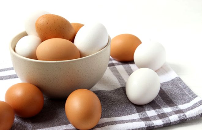 Yumurtann tazeliini test etmenin en kolay yolu bir bardaa su doldurup yumurtay iine atmaktr. Bardan dibine batan yumurta taze, suyun zerinde yzen yumurta ise bayattr.