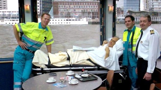 Hayatnn bu ekilde olmasn planlamam. 2006 Kasm aynda ite yaad bir olay sonras hayatn deitirmi. "O zaman bir hastanede alyordum ve lmcl hastal olan bir hastay bir hastaneden dierine tayordum. Sedyedeydi. En iyi ihtimalle 3 aylk mr kalmt." Yolculuk srasnda hastaya en ok zledii yerleri sormu. Hasta, gemileri ve denizi grmek istiyormu. Veldboer Rotterdam limann aram ve hastay getirebileceini sylemiler. Veldboer, "ki meslektamdan yardm istedim ve izinli gnmde, onu limana gtrdm ve dalgalarn yaknnda olmasn saladm. Hemen ldamaya ve glmsemeye balad. Enerjiyle doluydu."