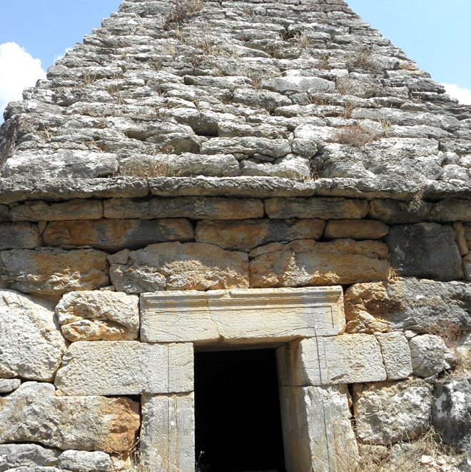Hydas Antik Kenti snrlar ierisinde yer alan Piramit Mezar, zmir II Numaral Kltr ve Tabiat Varlklarn Koruma Kurulunun 20.06.1990 tarih ve 1390 sayl karar ile kltr varl olarak tescil edildi. 
