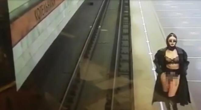 Gizemli yolcunun trenkotun nn kapatp kamerann kadrajndan kt anlarda, metro istasyonunun uzak bir kesinde bir yolcunun bulunduu gze arpyor.