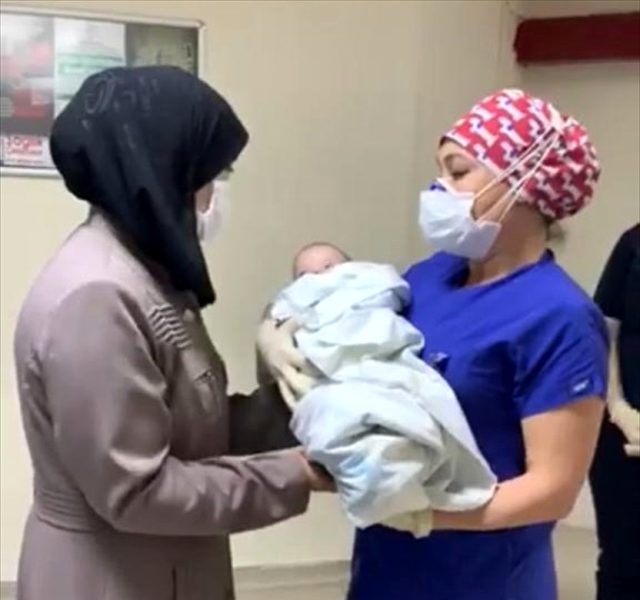 Koronavirüsü yenen 5 aylık bebek, alkışlarla annesine teslim edildi