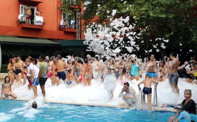 Antalya'da koronayla mücadele için köpük partileri yasaklandı