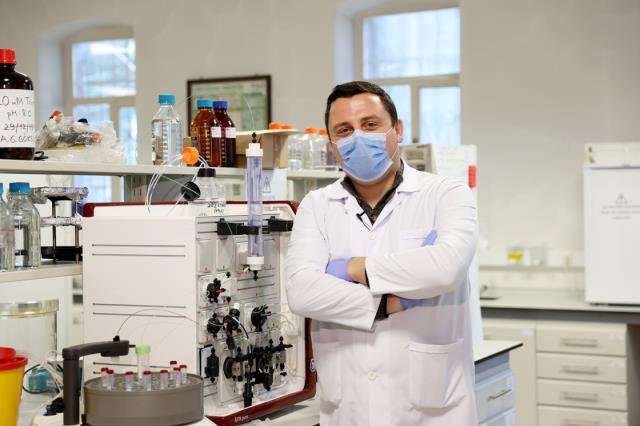 Türk araştırmacı, keçi sütünden Kovid-19'a karşı ilaç adayı moleküller geliştiriyor