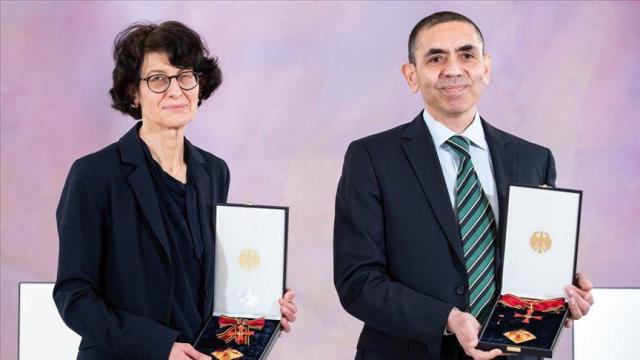 Bakan Koca, Almanya'da liyakat nişanı alan Dr. Özlem Türeci ve Prof. Dr. Uğur Şahin'e tebrik etti