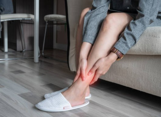 Ayak bileği ağrısı neden olur? Ayak bileği ağrısı evde tedavi yöntemleri nelerdir? Ayak bileği ağrısı belirtileri nelerdir?